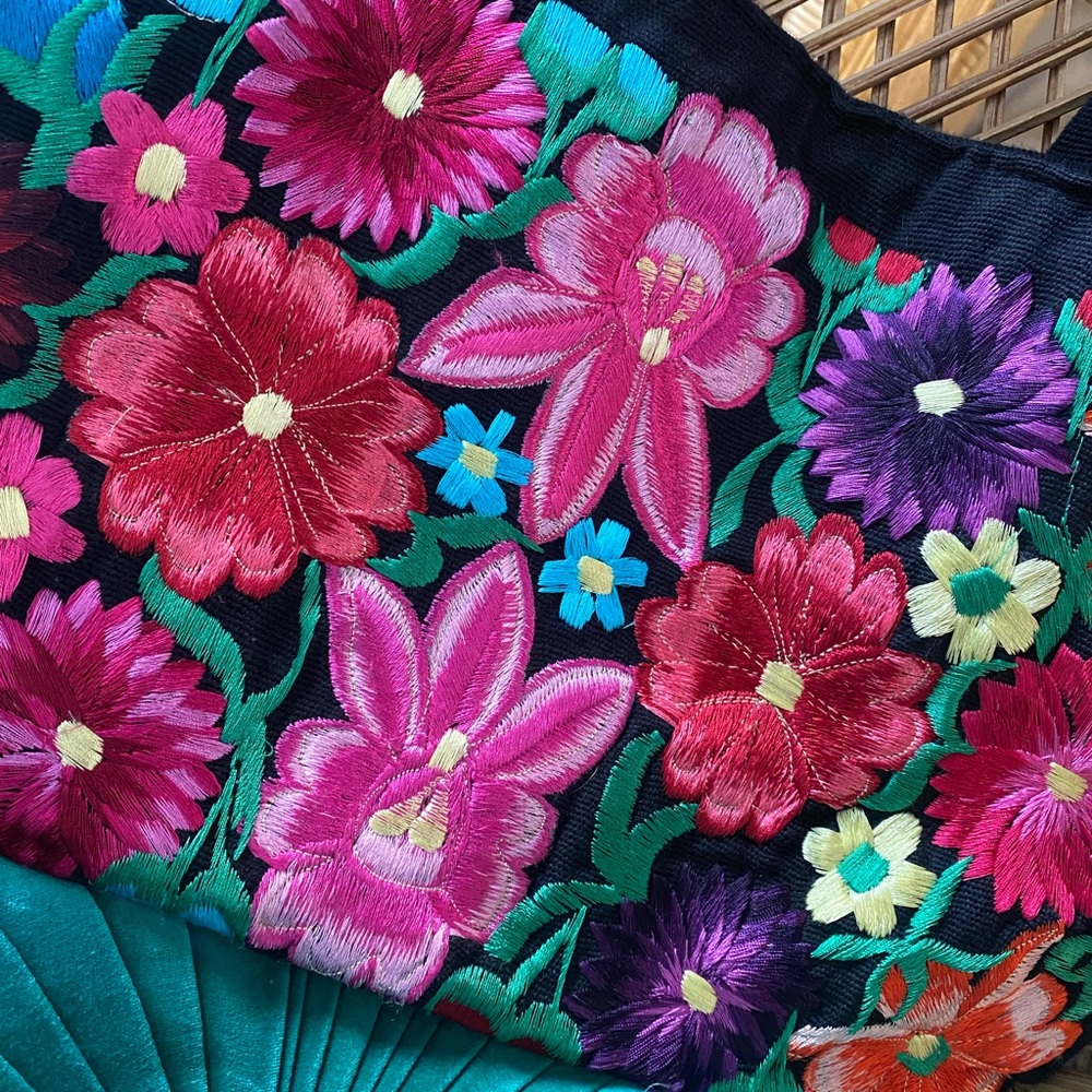 Embroidered purse - Picture 3 of 10